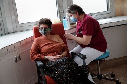 Un miembro del personal médico administra la vacuna COVID-19 Oxford-AstraZeneca a un colega en el hospital Foch en Suresnes, cerca de París, Francia, el 8 de febrero de 2021. REUTERS / Benoit Tessier