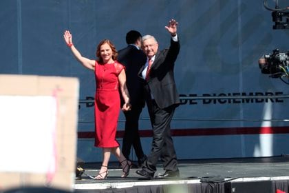 El presidente de México, Andrés Manuel López y su esposa Beatriz Gutiérrez Müller durante su Primer Informe de Gobierno en el Zócalo de Ciudad de México (México). EFE/Mario Guzmán/Archivo
