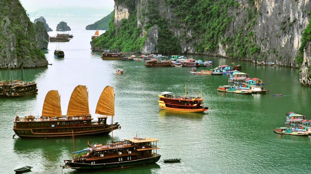 La bahía de Halong es una de las siete maravillas naturales del mundo (Shutterstock)