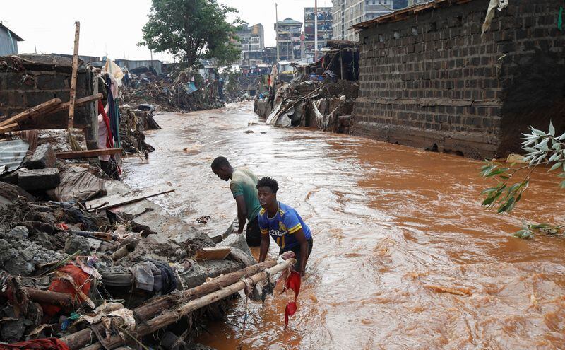 Residentes rebuscando entre los escombros mientras recuperan sus pertenencias después de que el río Nairobi se desbordara y destruyera sus hogares en el asentamiento de Mathare Valley, en Nairobi, Kenia. 25 de abril de 2024. REUTERS/Monicah Mwangi