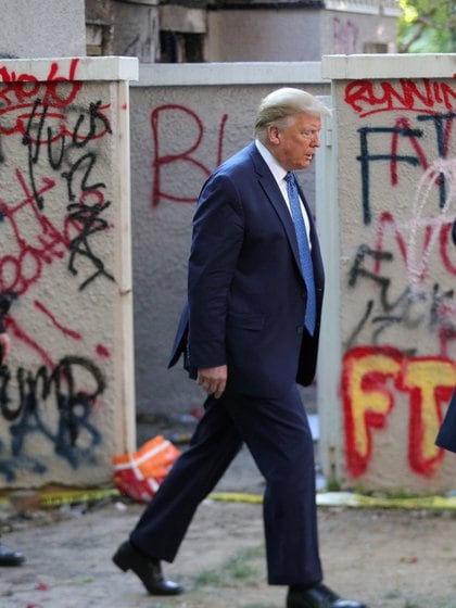 El presidente Donald Trump camina a través del parque Lafayette, donde hay graffittis de protesta pintados tras la muerte de George Floyd en Minneapolis (REUTERS/Tom Brenner)