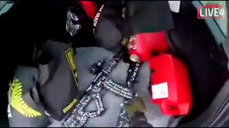 Un arma en el vehÃ­culo del atacante, en una captura de pantalla del video que Ã©ste grabÃ³ (AP Foto)