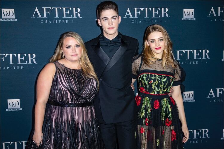 Anna Todd, Josephine Langford et Hero Fiennes-Tiffin en el estreno de la película en París, el pasado 1 de abril .