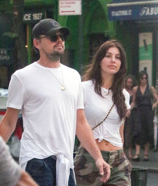 Leonardo DiCaprio y Camila Morrone caminando juntos por Nueva York (The Grosby Group)