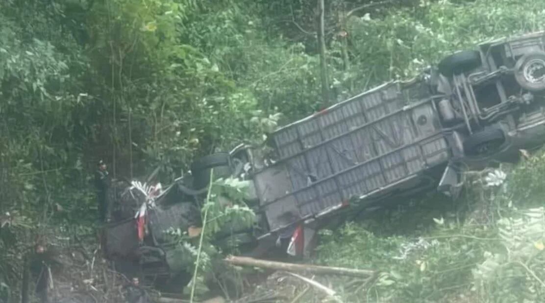 Grave accidente en vía de Santander deja por lo menos 10 muertos y más de 30 heridos
