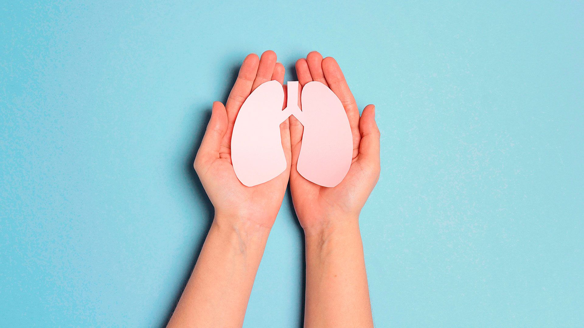 El cáncer de pulmón en general no produce síntomas al comienzo de la enfermedad. Una tos reciente que no se va, tos con sangre, incluso en pequeñas cantidades y falta de aire, pueden ser algunos de los temas para consultar.