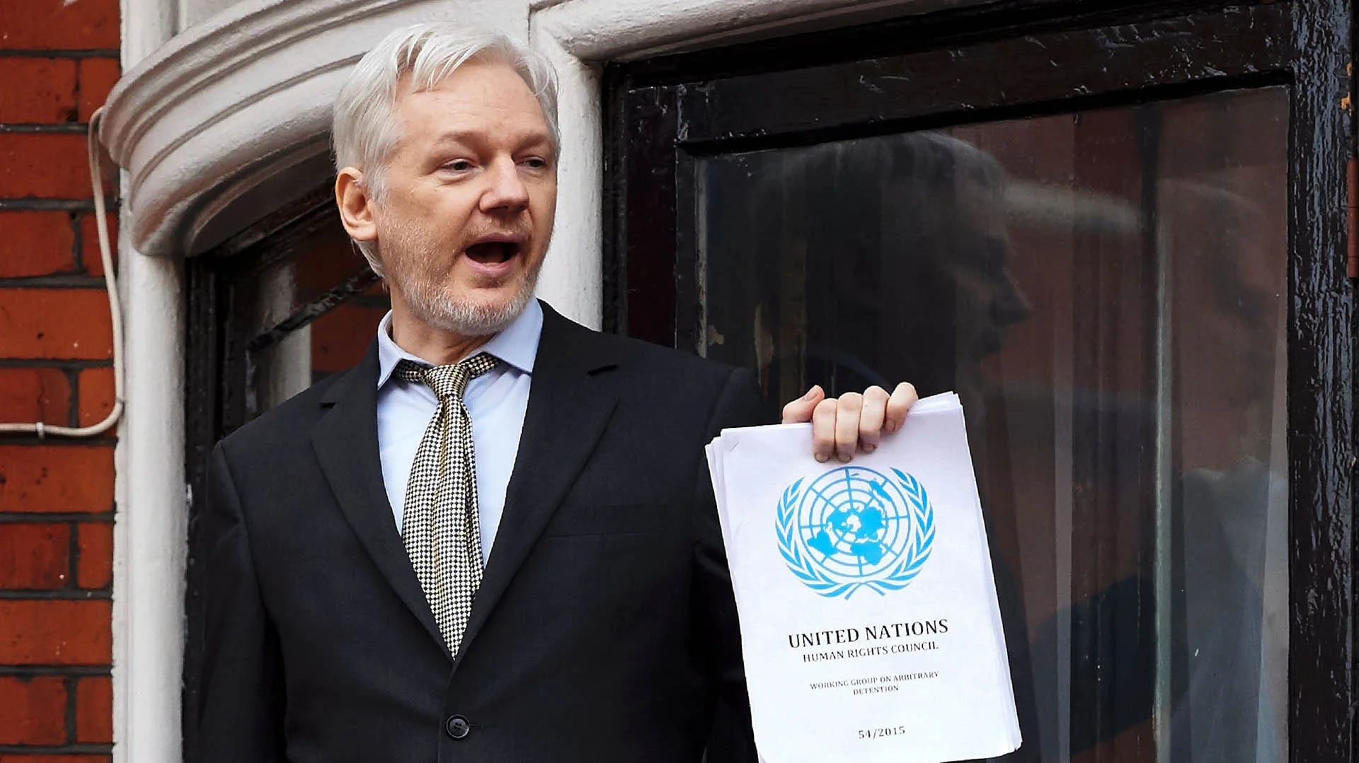 Julian Assange, fundador de WikiLeaks, negó que Rusia esté implicada en el hackeo al DNC. (Reuters)