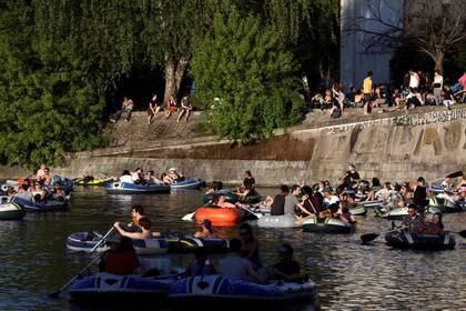 FOTO DE ARCHIVO: La gente disfruta del sol en las barcas, en el Landwehrkanal, en Berlín, Alemania, el 9 de mayo, 2020. REUTERS / Christian Mang/File Photo