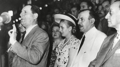 Eva muy cerca de Perón durante un discurso en una asamblea (Everett/Shutterstock )
