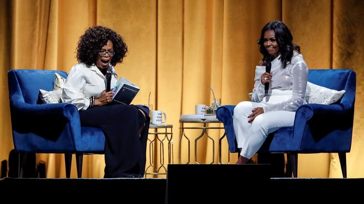 Oprah Winfrey y Michelle Obama (REUTERS/Kamil Krzaczynski TPX IMAGES OF THE DAY)