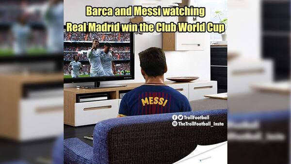 Barcelona y Messi mirando al Real Madrid ganar la copa del Mundial de Clubes