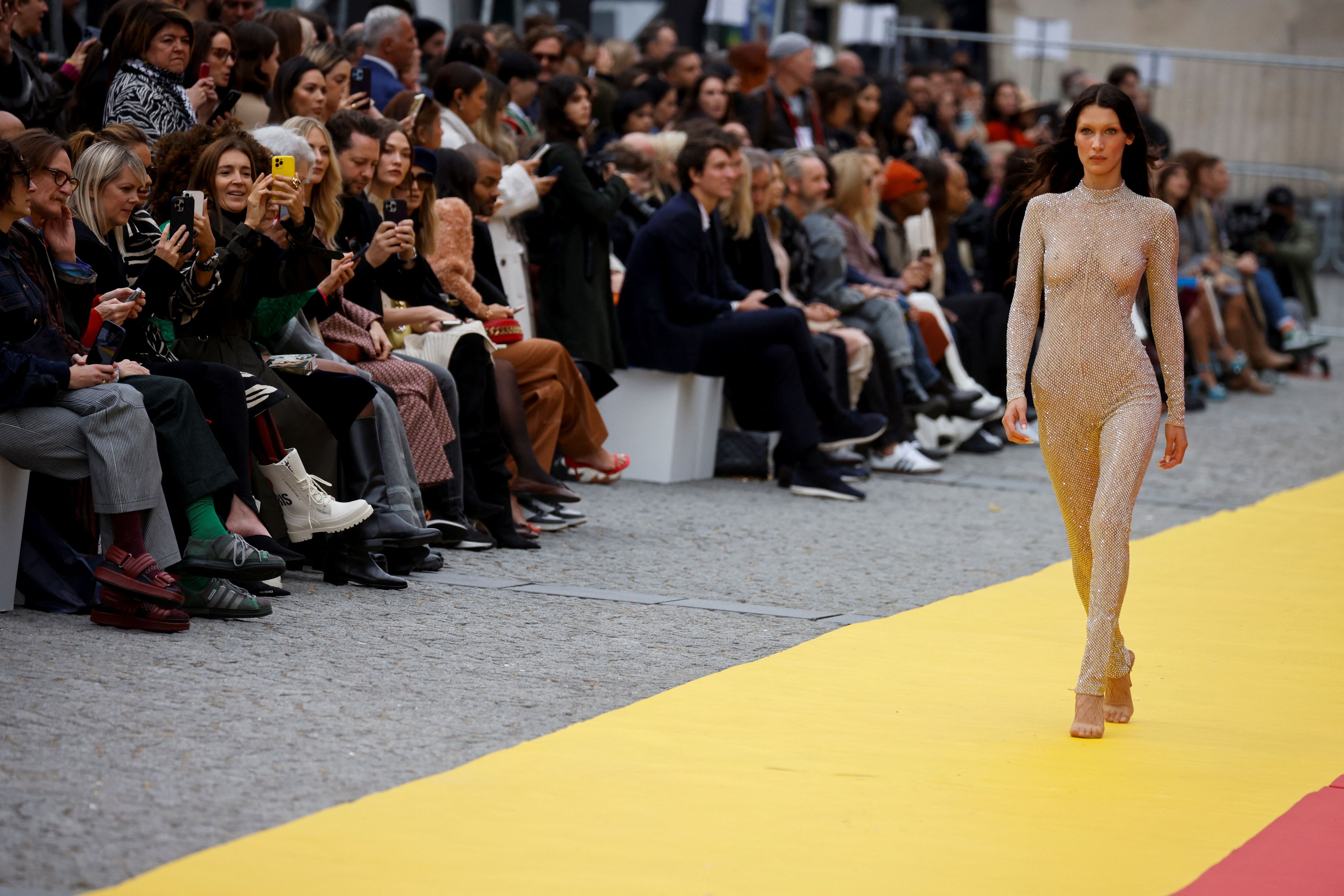 La modelo Bella Hadid presenta una creación de la diseñadora Stella McCartney como parte de su desfile de la colección Primavera-Verano 2023 de mujer lista para usar durante la Semana de la Moda de París en París, Francia, el 3 de octubre de 2022. REUTERS/Johanna Geron