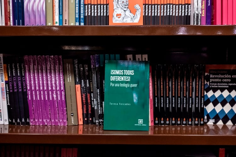 Un libro escrito en español de género neutro en la librería El Ateneo.