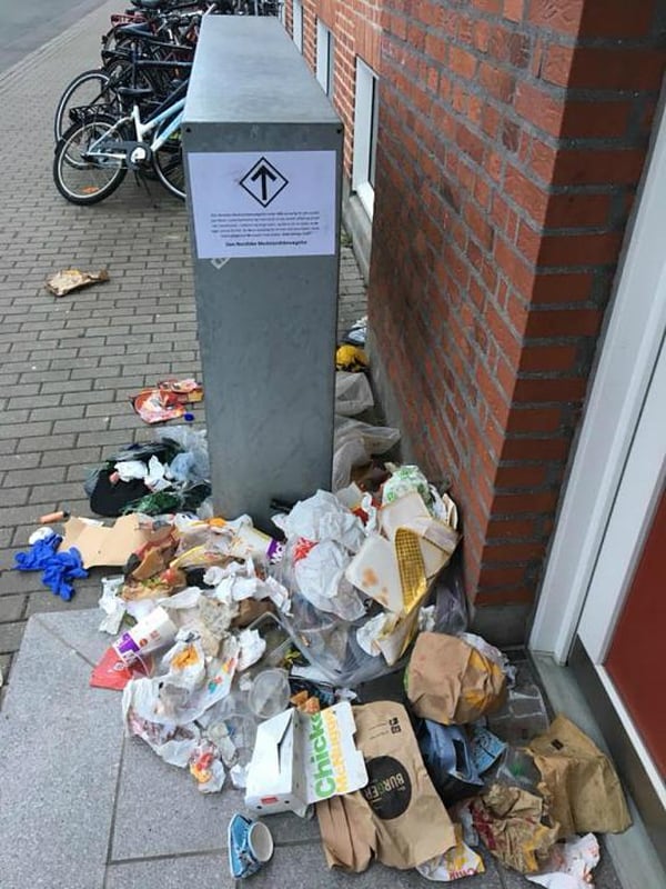 Basura dejada por miembros del NMR frente a la casa del concejal de Medio Ambiente y Energía del municipio de Aalborg, en Dinamarca, Lasse P. N. Olsen (Lasse Olsen)