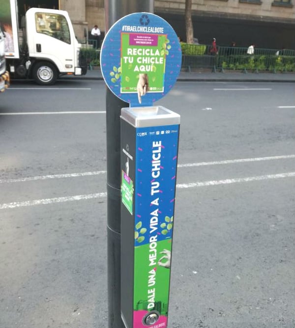 Estos son los contenedores donde el gobierno pretende que la ciudadanÃ­a tire sus chicles, en lugar de las calles. (Foto: Twitter Satchboy7)