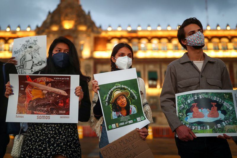 Una activista sostiene un cartel con la imagen de Irma Galindo, ambientalista mexicana desaparecida, durante una protesta en el Día de la Tierra en Ciudad de México (Reuters)