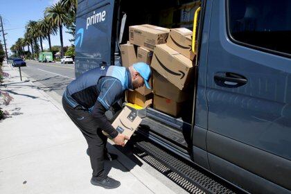 Un camión de entregas de Amazon (REUTERS/Alex Gallardo)