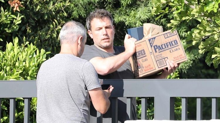 Ben Affleck comprando alcohol dos días antes de ingresar a un centro de rehabilitación (Grosby Group)