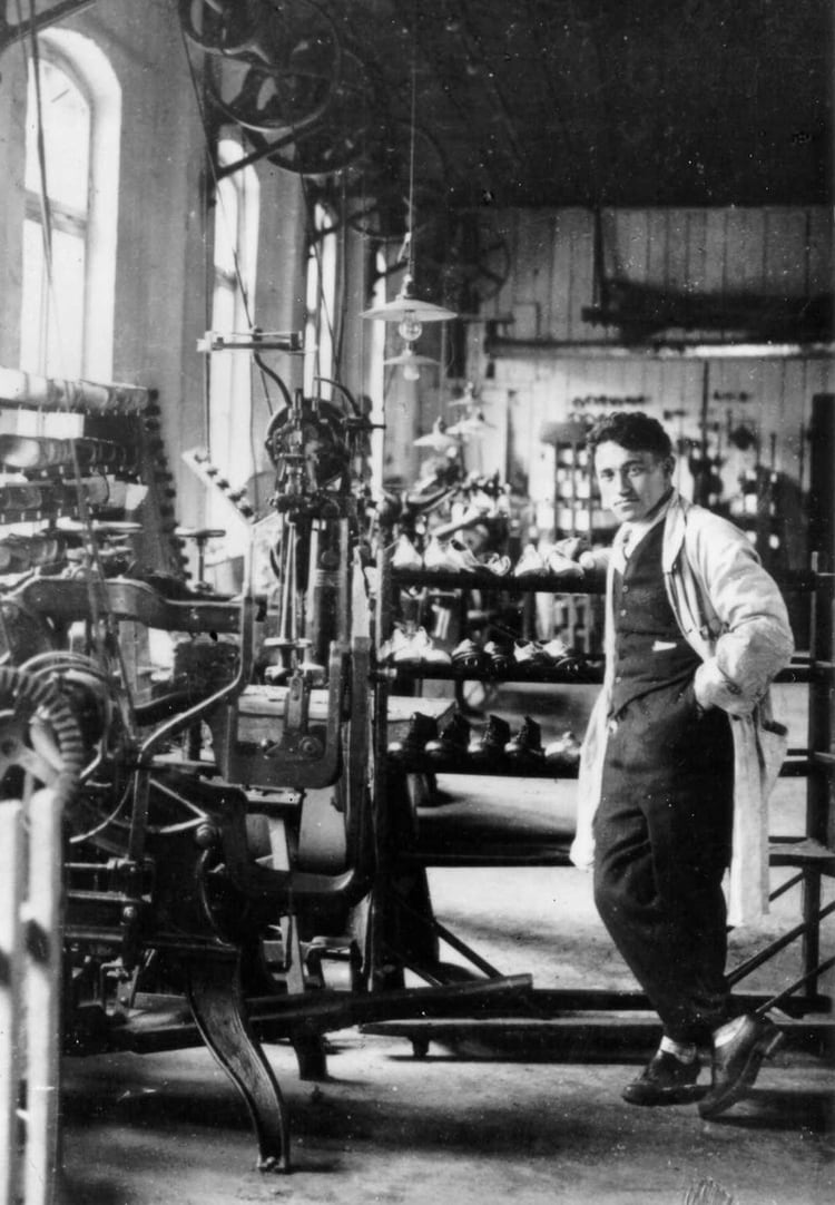 Adolf Dassler en su taller