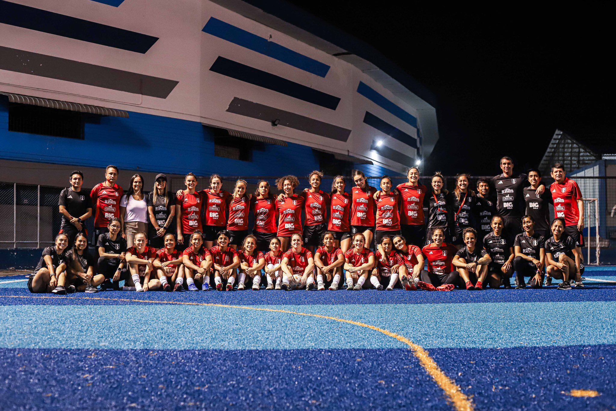 Selección peruana femenina que compite en el Sudamericano sub 20 en Guayaquil.