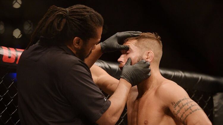 El estadounidense no pudo continuar tras sufrir un piquete en el ojo (Foto: Cortesía UFC Latinoamérica)