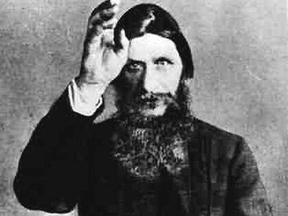 Rasputín fue convocado por la zarina Alexandra ante la incapacidad de los médicos del palacio de tratar las consecuencias de la hemofilia de su hijo. El monje apelaba a la hipnosis y desechaba los remedios