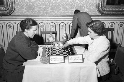 Un viejo campeonato de España de ajedrez femenino disputado en los salones del Centro Asturiano, el 16 de diciembre de 1957. (EFE/Archivo)
