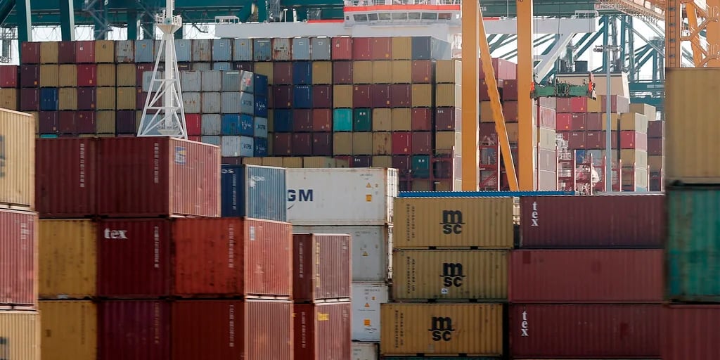 Las importaciones volvieron a caer 20% en abril y el Gobierno espera un repunte recién a fin de año