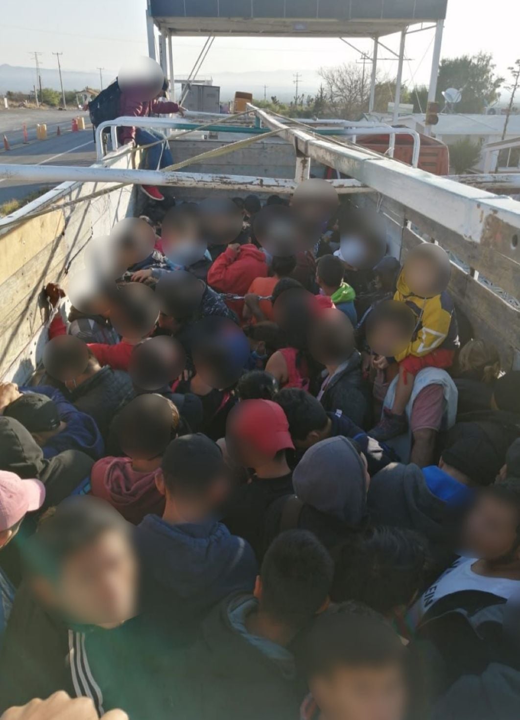 El Instituto Nacional de Migración (INM) en colaboración con la Secretaría de Defensa Nacional (SEDENA) identificaron a 103 migrantes en Coahuila (Foto: Twitter / @INAMI_mx)