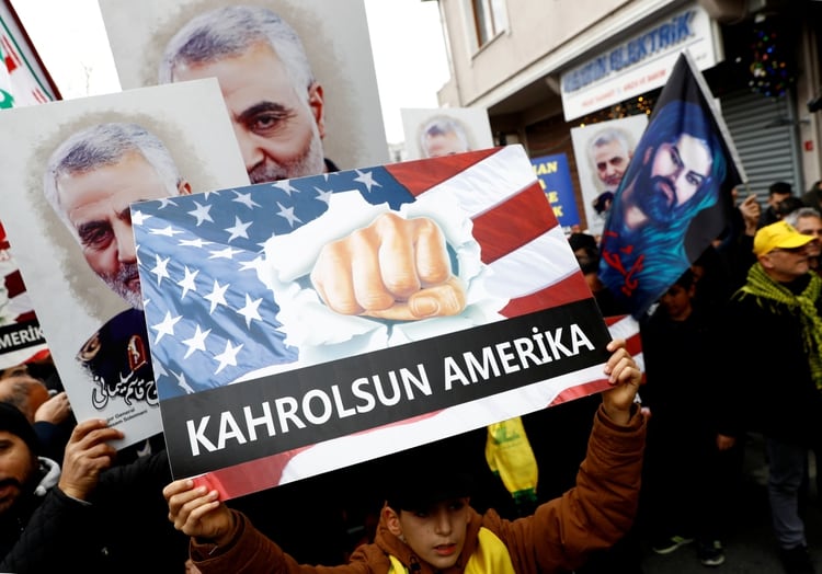 Los manifestantes asisten a una protesta contra el asesinato del mayor general iraní Soleimani, jefe de la élite de la Fuerza Quds, que murió en un ataque aéreo en el aeropuerto de Bagdad (Foto: Reuters)