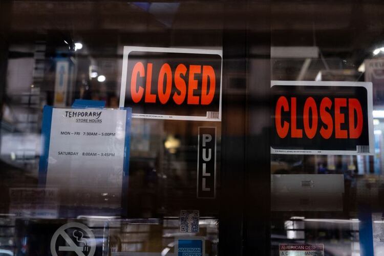 Se ve un cartel de cierre temporal en una tienda del distrito de Manhattan tras el brote de la enfermedad del coronavirus (COVID-19), en la ciudad de Nueva York, EEUU, el 15 de marzo de 2020. REUTERS/Jeenah Moon