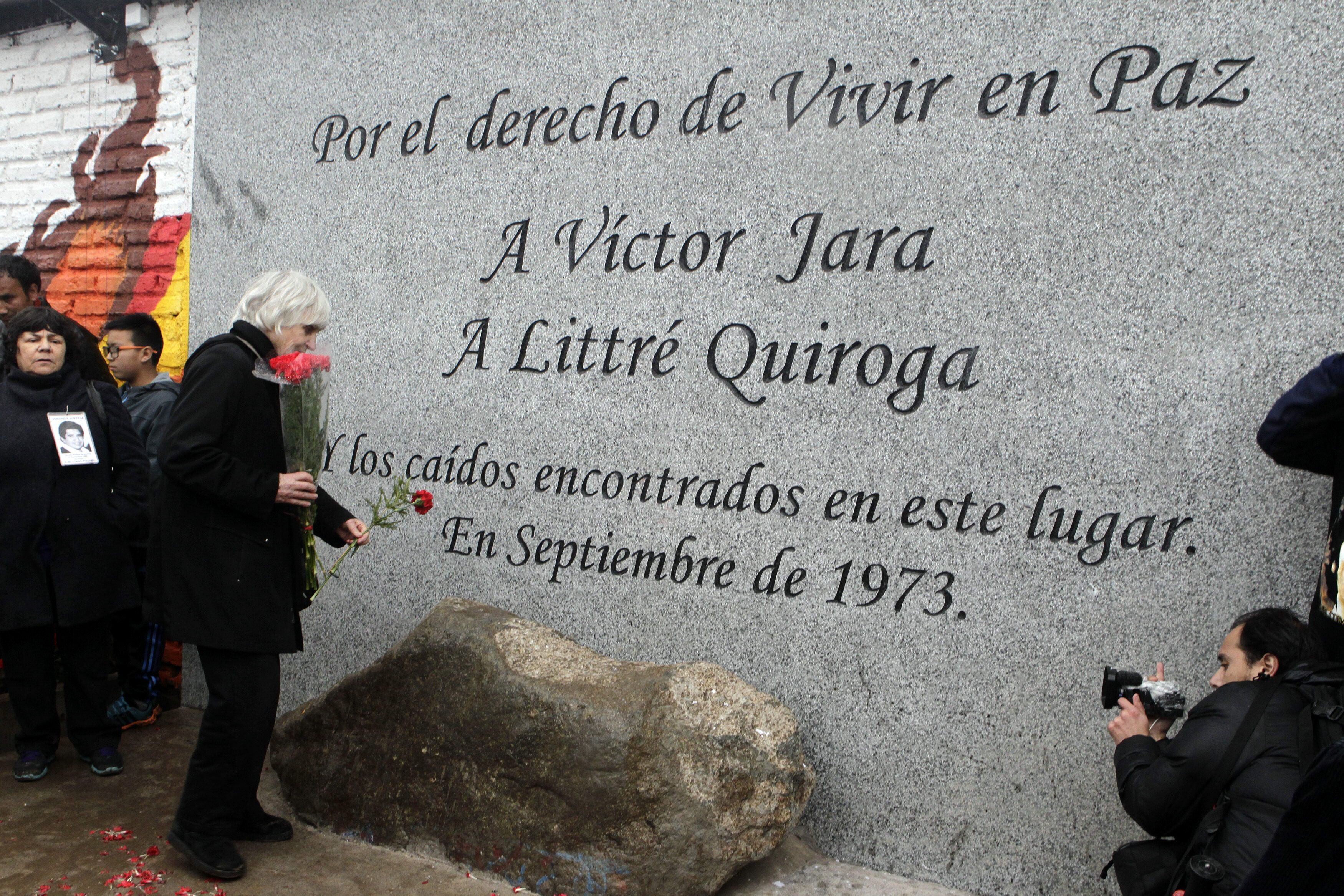 Joan Jara en un homenaje a su esposo Víctor, en las afueras del Cementerio Metropolitano en Santiago de Chile (EFE/Sebastián Silva)
