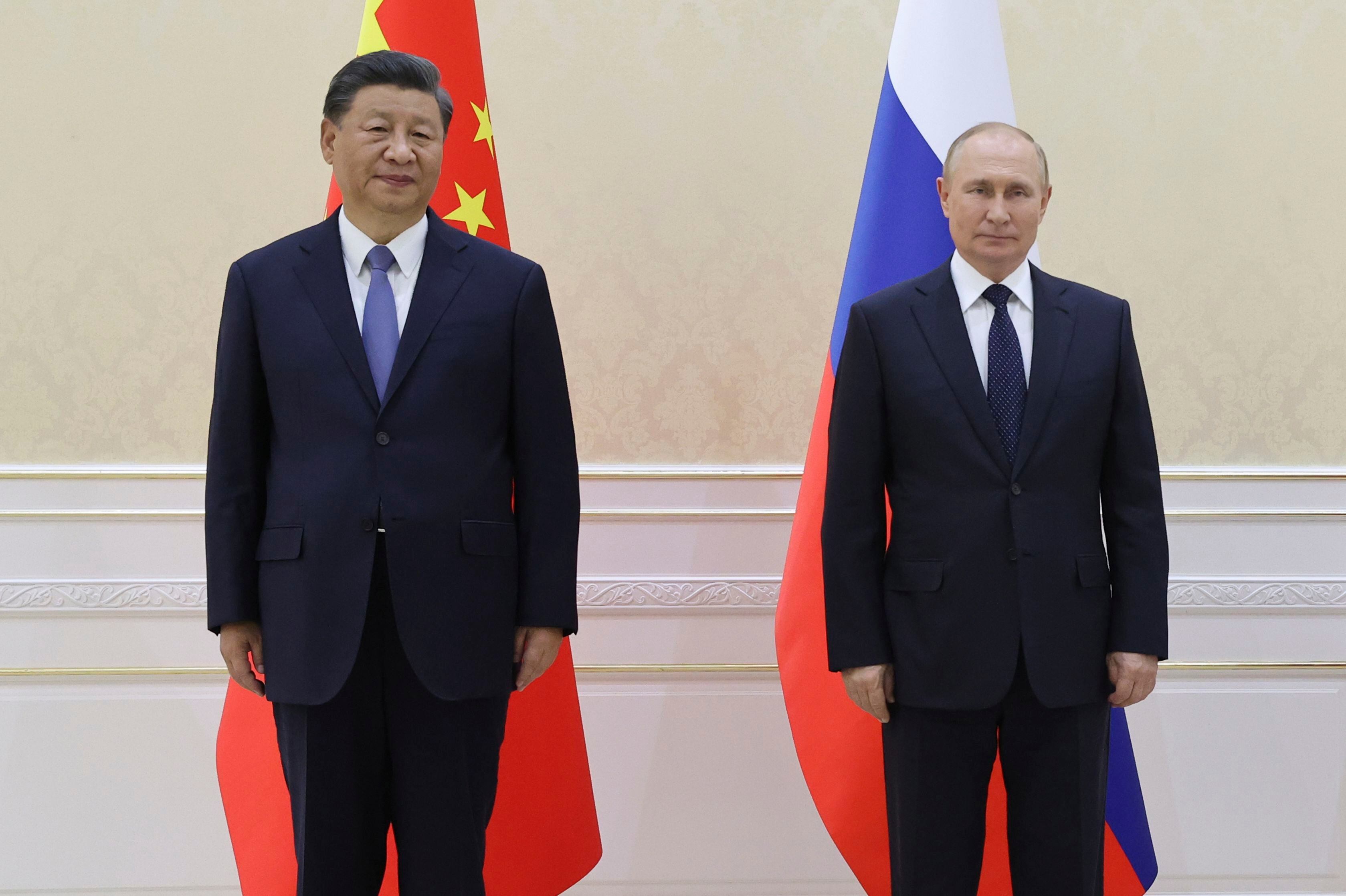 El presidente de China, Xi Jinping (izquierda), y el de Rusia, Vladímir Putin, posan para una fotografía durante una cumbre de la Organización de Cooperación de Shanghai celebrada en Samarcanda, Uzbekistán, el 15 de septiembre de 2022. (Alexandr Demyanchuk, Sputnik, Kremlin Pool Foto vía AP, archivo)
