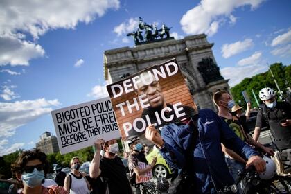 Los manifestantes de Nueva York también reclamaron que se "quiten fondos a la policía" (REUTERS/Eduardo Munoz)