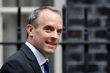El secretario de Asuntos Exteriores británico, Dominic Raab, abandona la residencia oficial del primer ministro en Londres, Reino Unido (REUTERS/Toby Melville)