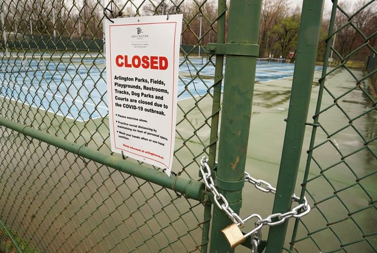 A fines de marzo: algunas canchas de tenis durante la pandemia permanecían cerradas en Estados Unidos (Foto: Reuters)