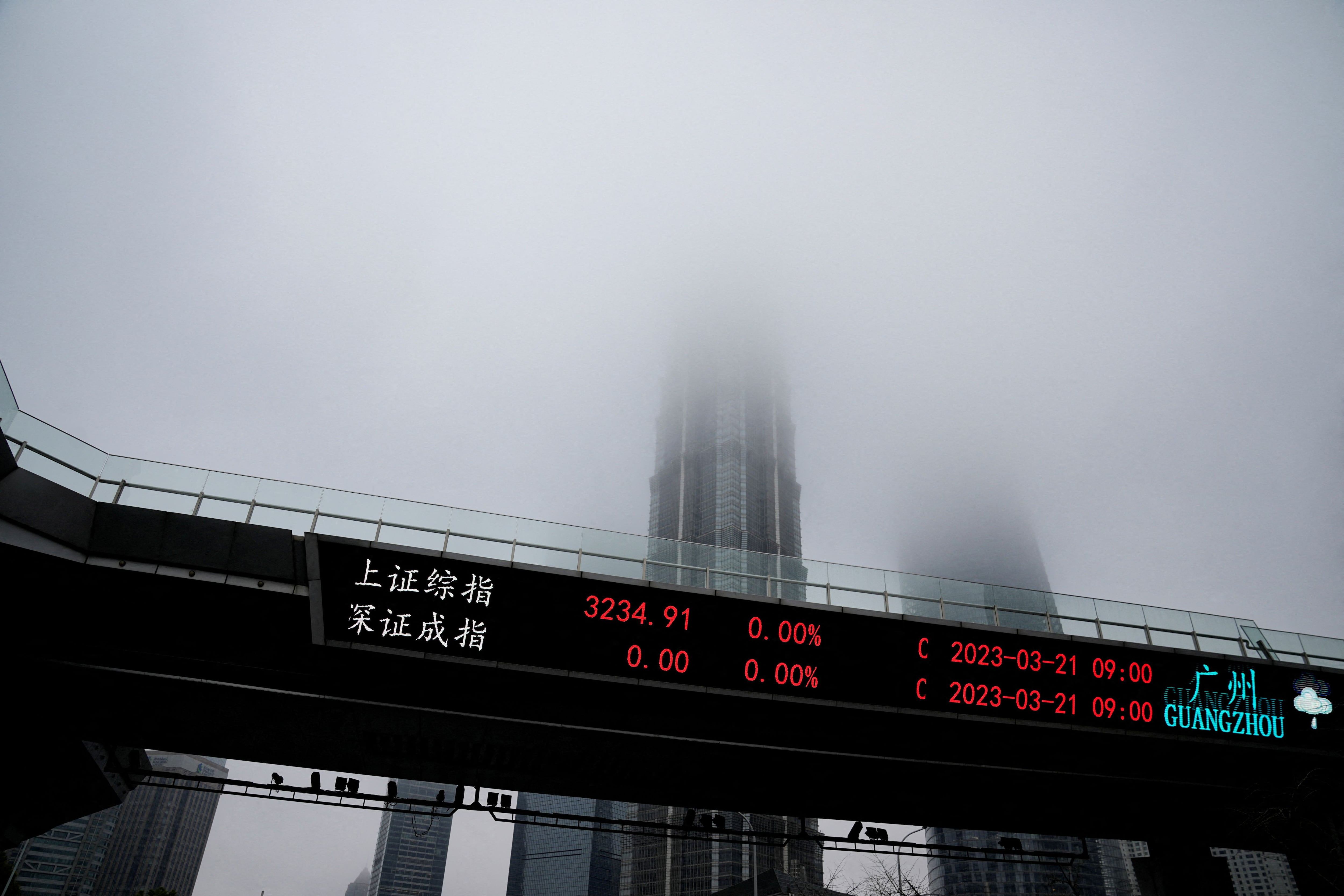 Un tablero electrónico muestra los índices bursátiles en el distrito financiero de Lujiazui en Shanghái, China, 21 de marzo de 2023. REUTERS/Aly Song/Archivo