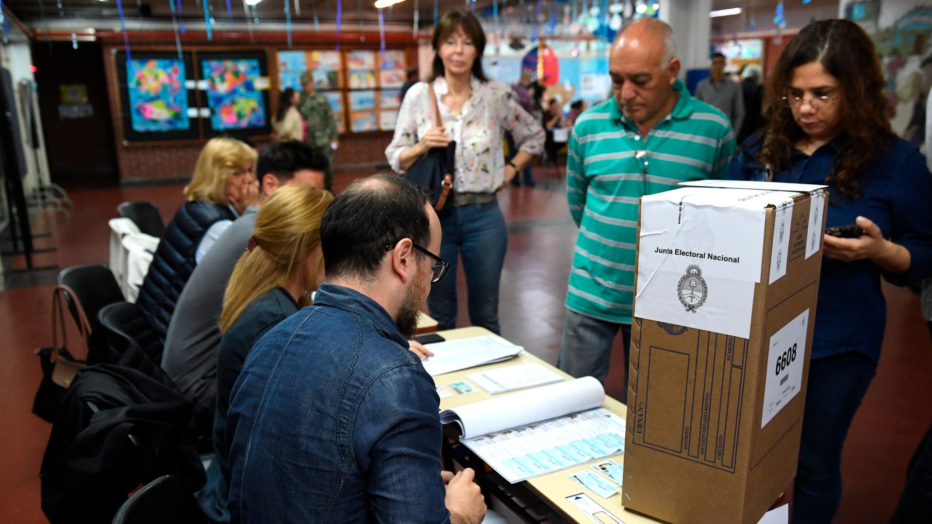 El elector debe presentar su documento cívico habilitado para poder votar en las PASO 2023 (Maximiliano Luna)