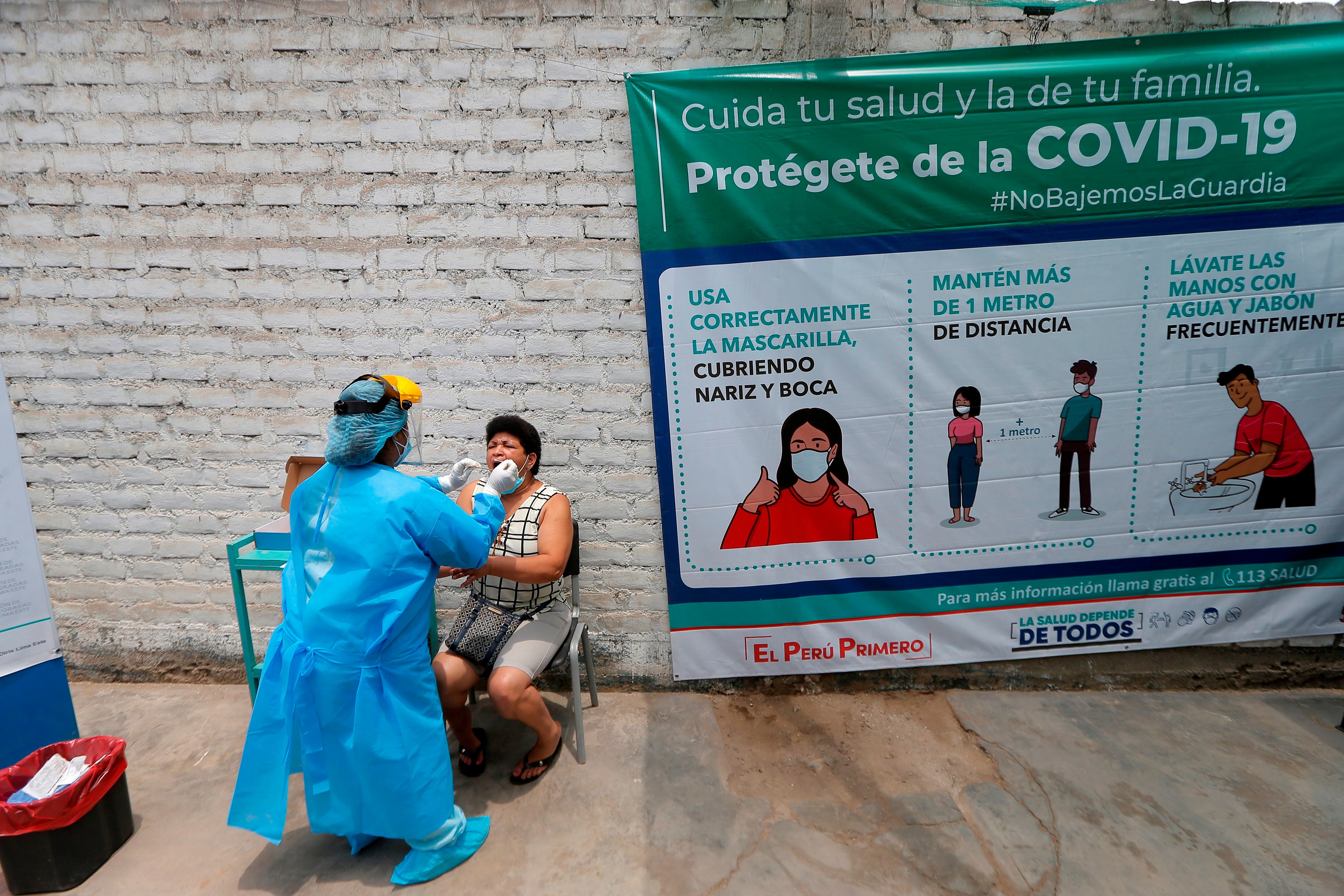 Una persona se realiza una prueba de coronavirus en Lima (Peru). EFE/Luis Ángel Gonzáles/Archivo
