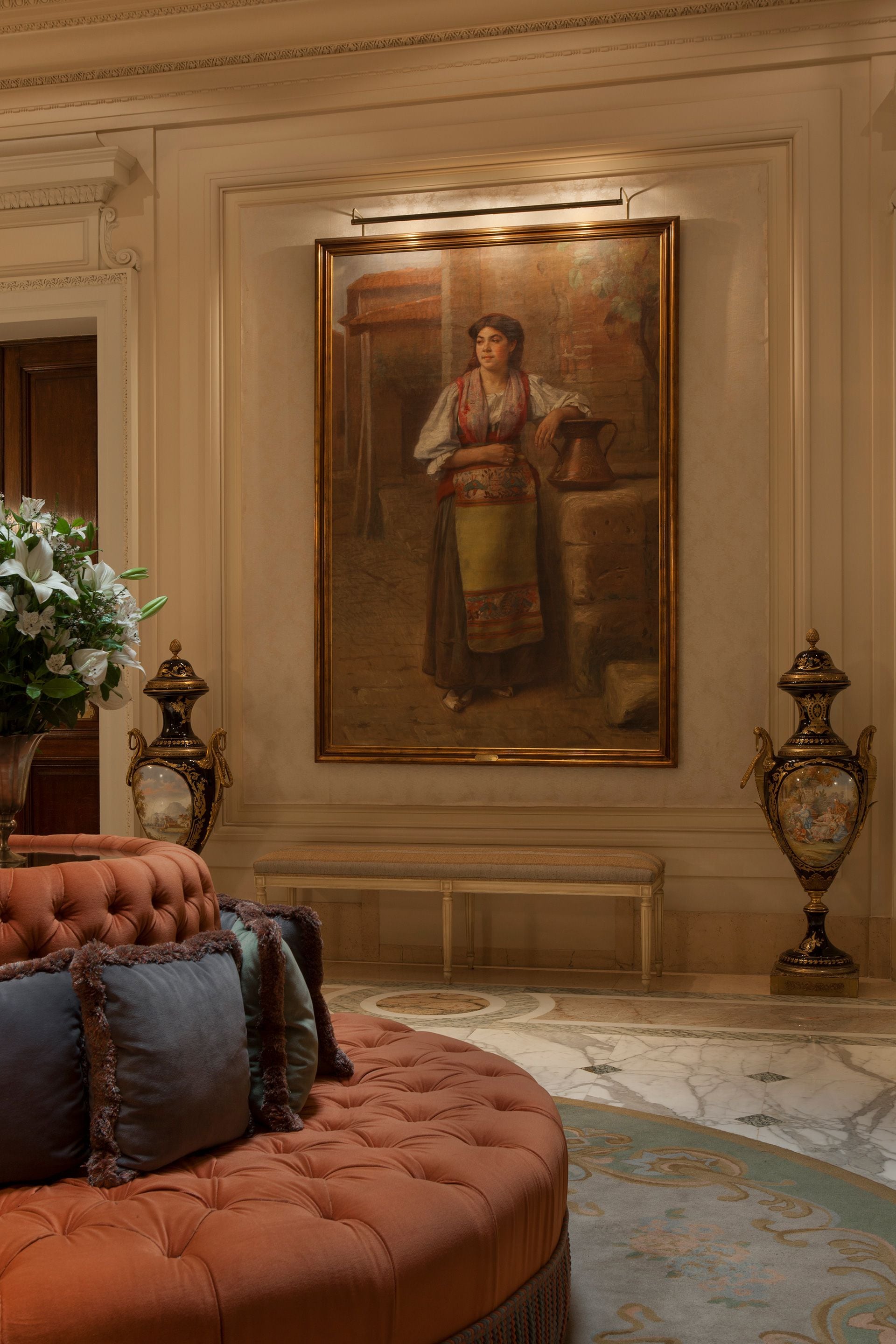 Los muebles de estilo predominan en espacioso ambiente, especialmente dispuesto para la ocasión