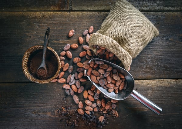 Granos de café antes de moler, lo ideal no es hacerlo todo sino de a partes y evitar la humedad de estos una vez molidos
