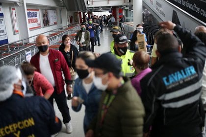 Foto de archivo ilustrativa de clientes haciendo cola para ingresar a una tienda en Bogotá, en medio de la pandemia de coronavirus.  19 de junio de 2020. REUTERS / Luisa Gonzalez