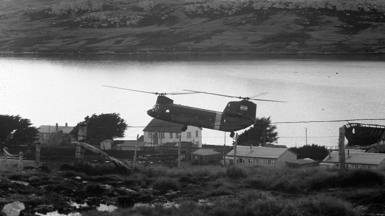 Un Chinook volando cerca de Puerto Argentino en tiempos de la guerra. Foto: Archivo DEF. 