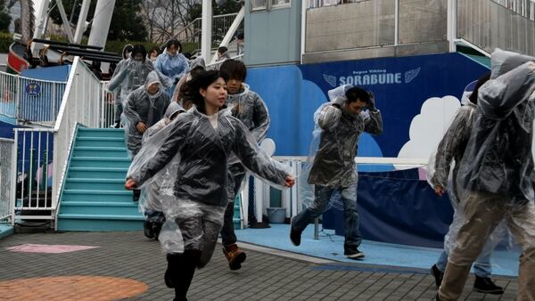 Un momento del simulacro de evacuación en un parque de atracciones en Tokio (AFP)