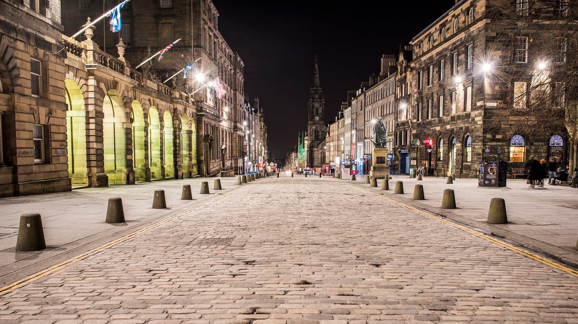 Si Edimburgo es una ciudad histórica, Royal Mile es el motivo: allí es posible viajar en el tiempo al lugar en el que había ejecuciones y procesiones (Getty)