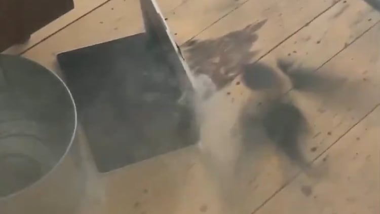 La computadora se incendió cuando su dueño la colocó en el piso (Foto: screenshot)
