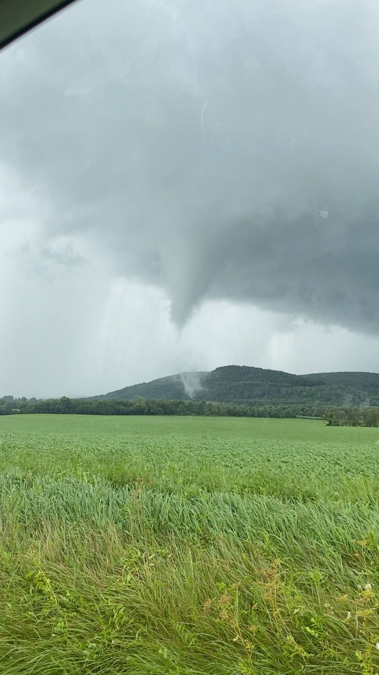 Una vista de la posible formación de un tornado en Dryden, Nueva York, EE. UU., el 7 de agosto de 2023, en esta captura de pantalla tomada de un video de las redes sociales. Mandy Qualls/a través de REUTERS