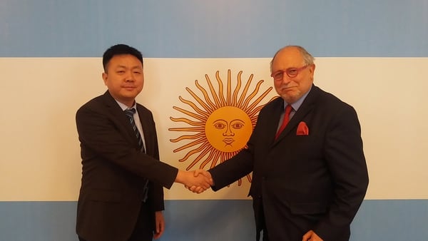 El embajador argentino, Diego Guelar, y el subdirector del organismo sanitario chino (AQSIQ), Liu Jian