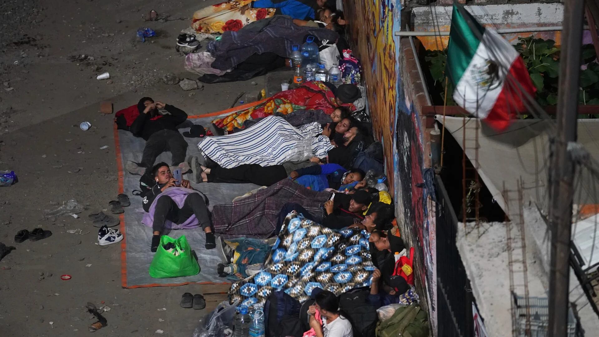Migrantes duermen al raso en una estación de tren mientras esperan a un tren con destino al norte en Irapuato, México, el sábado 23 de septiembre de 2023. (AP Foto/Marco Ugarte)