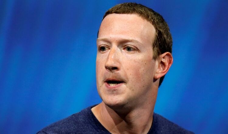 En la semana en la que se supo que perdió 9 mil millones de dólares por los escándalos que rodearon a empresa, el fundador y CEO de Facebook Mark Zuckerberg dio su visión sobre el futuro de la red social (Foto: Reuters)